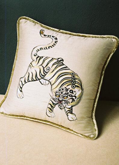 ALPAQ STUDIO. SILK CUSHION TIGER