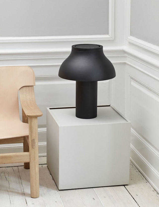 PC TABLE LAMP IN BLACK