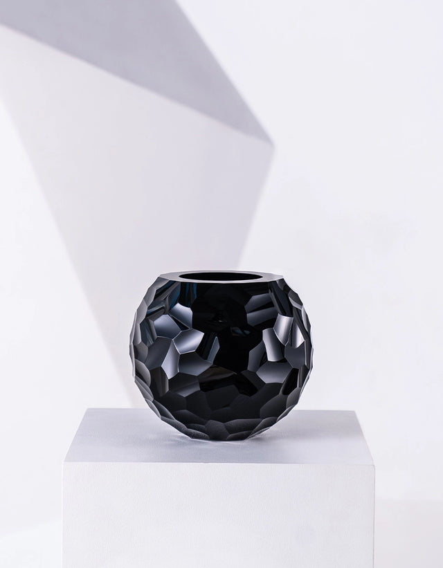 BEAUTY VASE IN BLACK