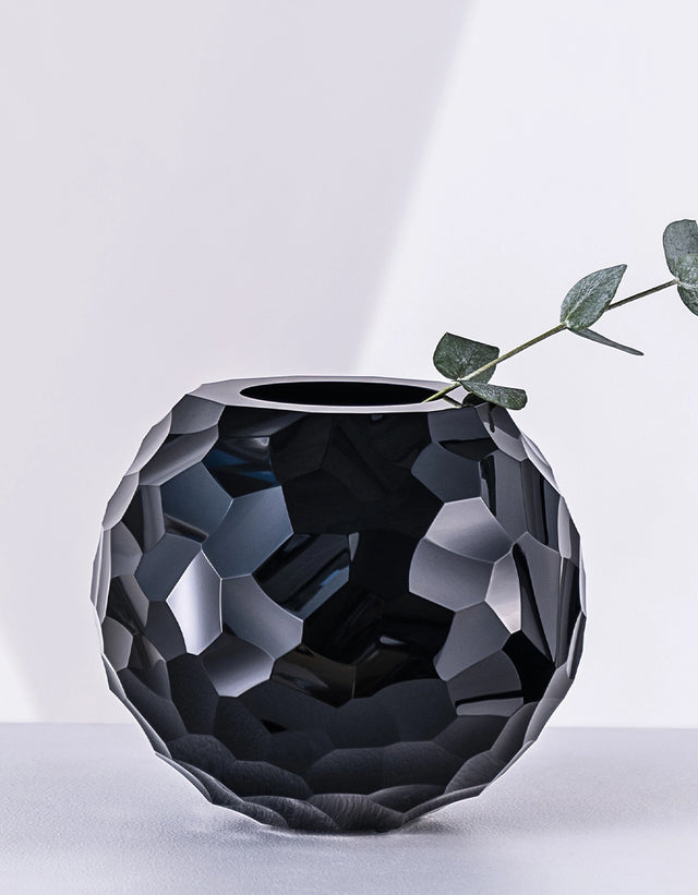 BEAUTY VASE IN BLACK