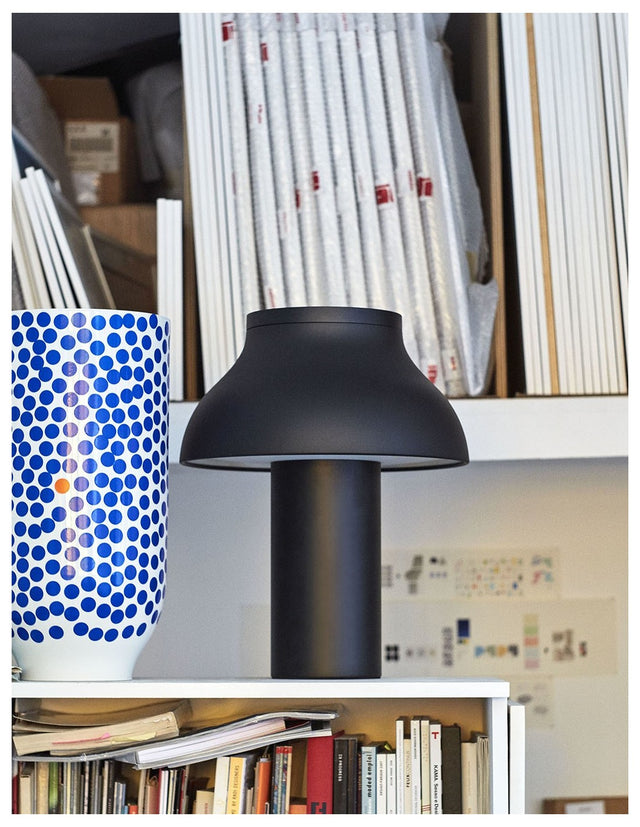 PC TABLE LAMP IN BLACK