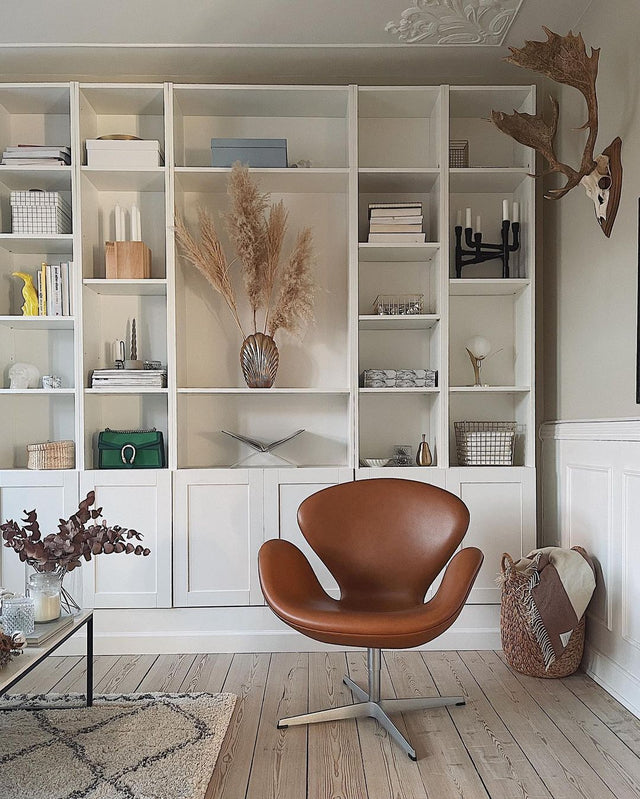 SWAN LEATHER CHAIR IN WALNUT