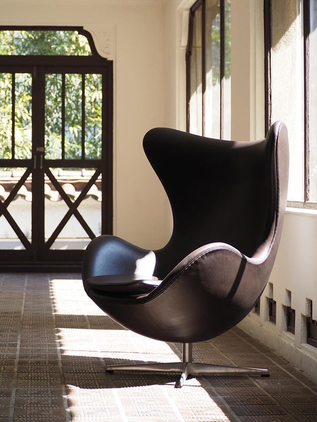 THE EGG CHAIR IN BLACK